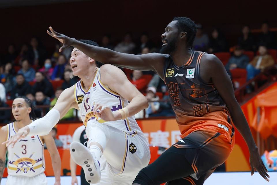 希斯菲尔德胜出，喜迎开门红